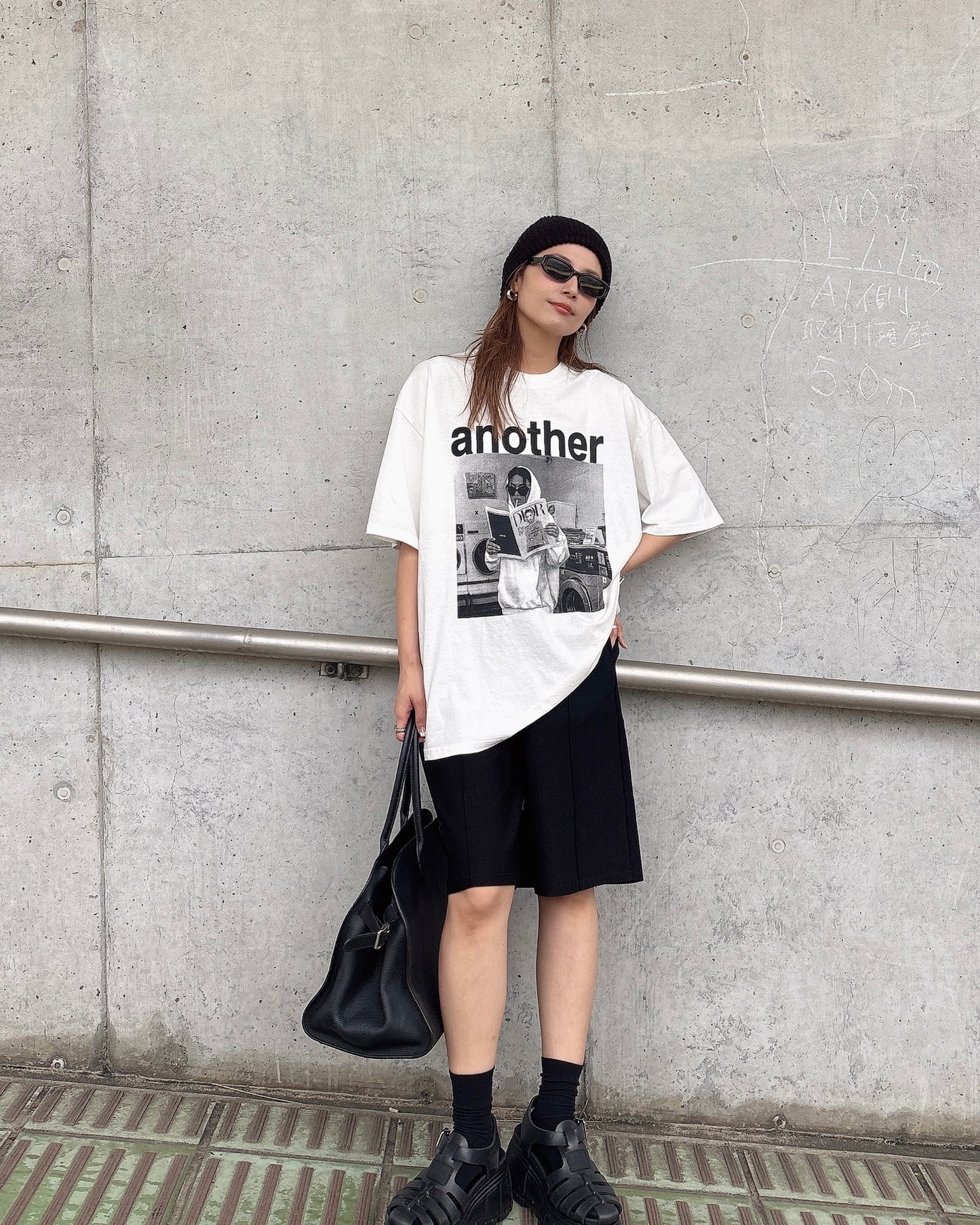 モノトーンロゴTシャツ