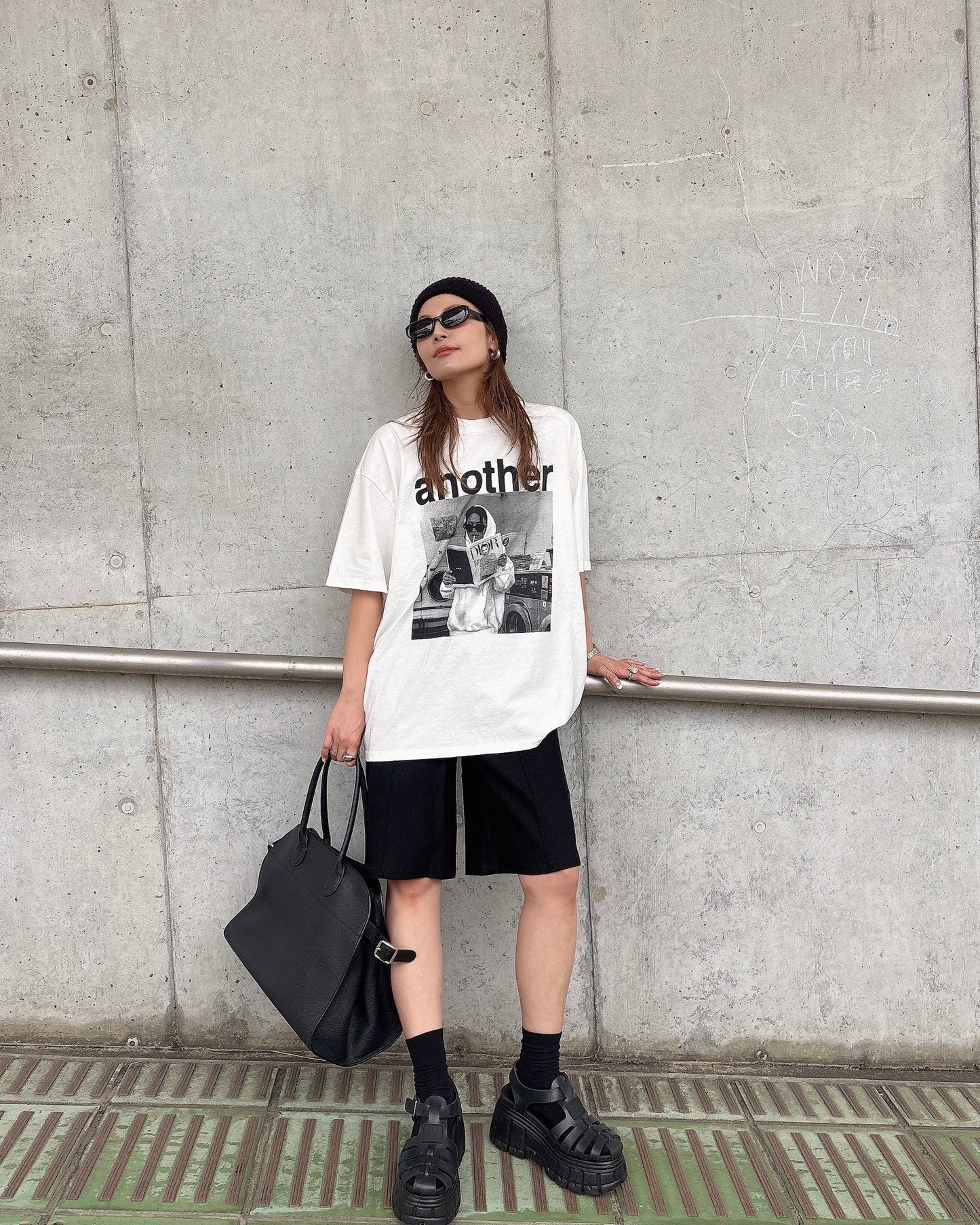 モノトーンロゴTシャツ