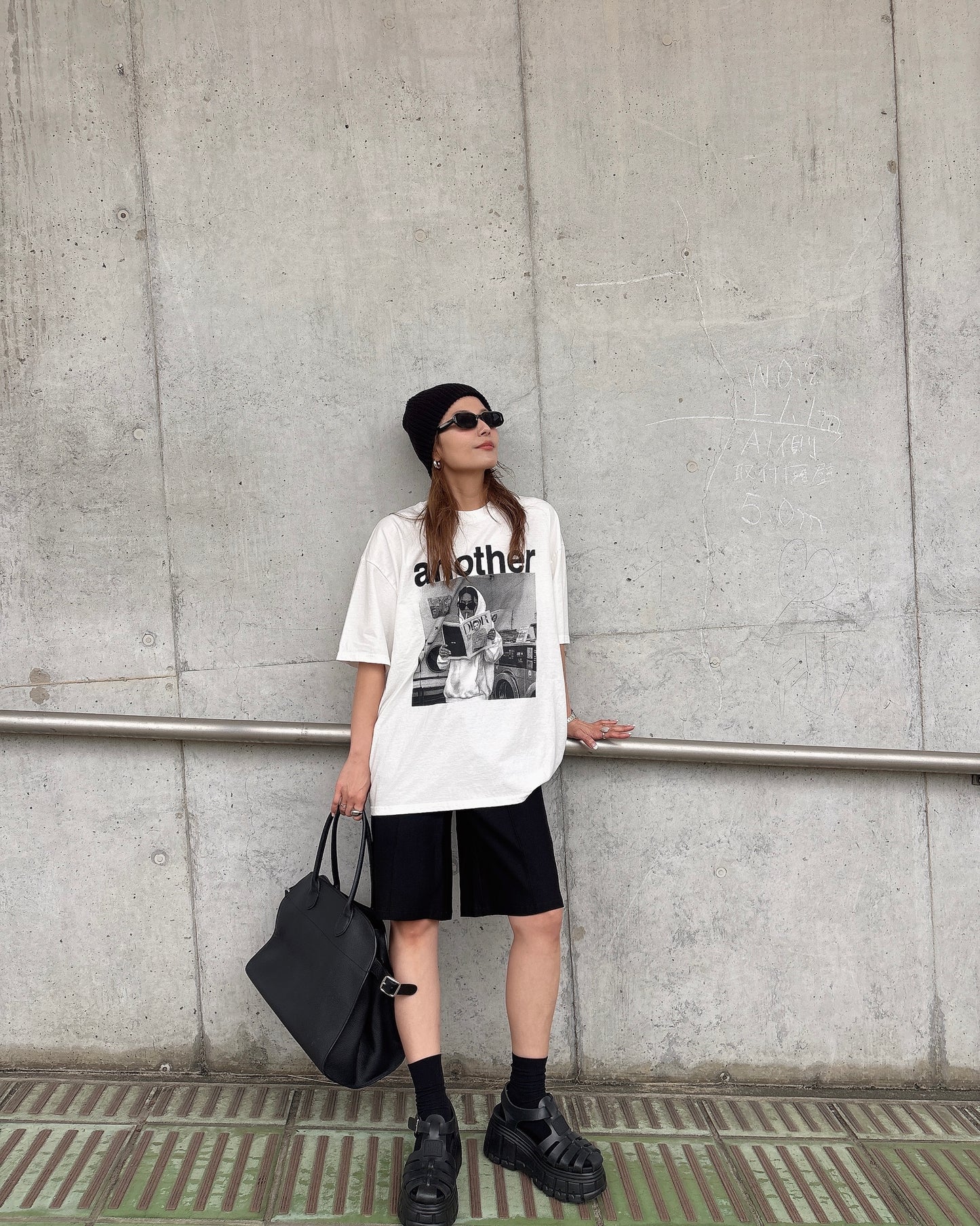 モノトーンロゴTシャツ