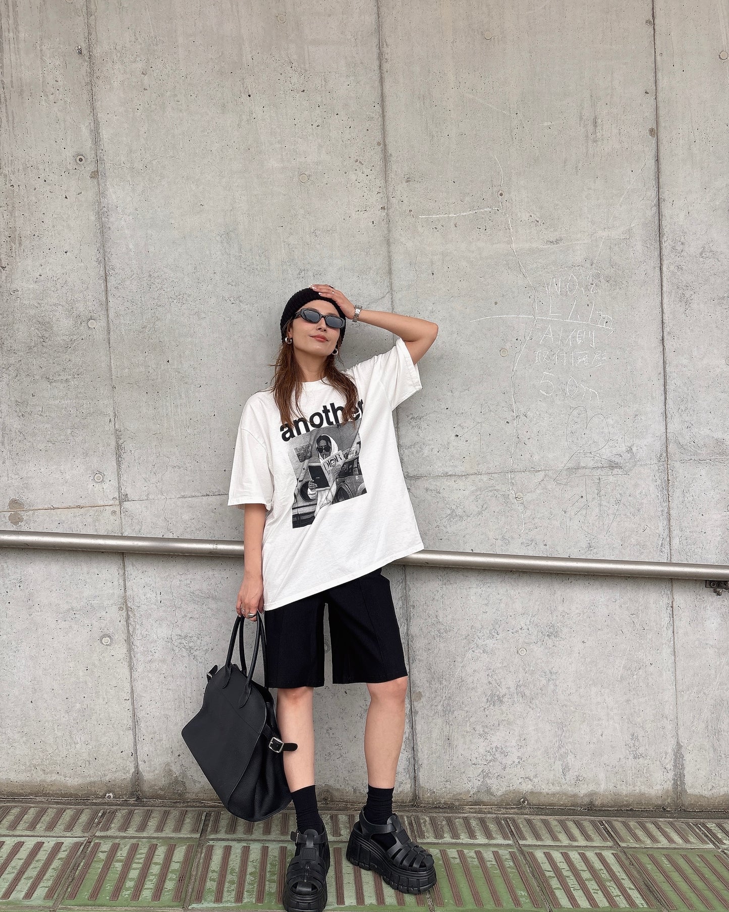 モノトーンロゴTシャツ