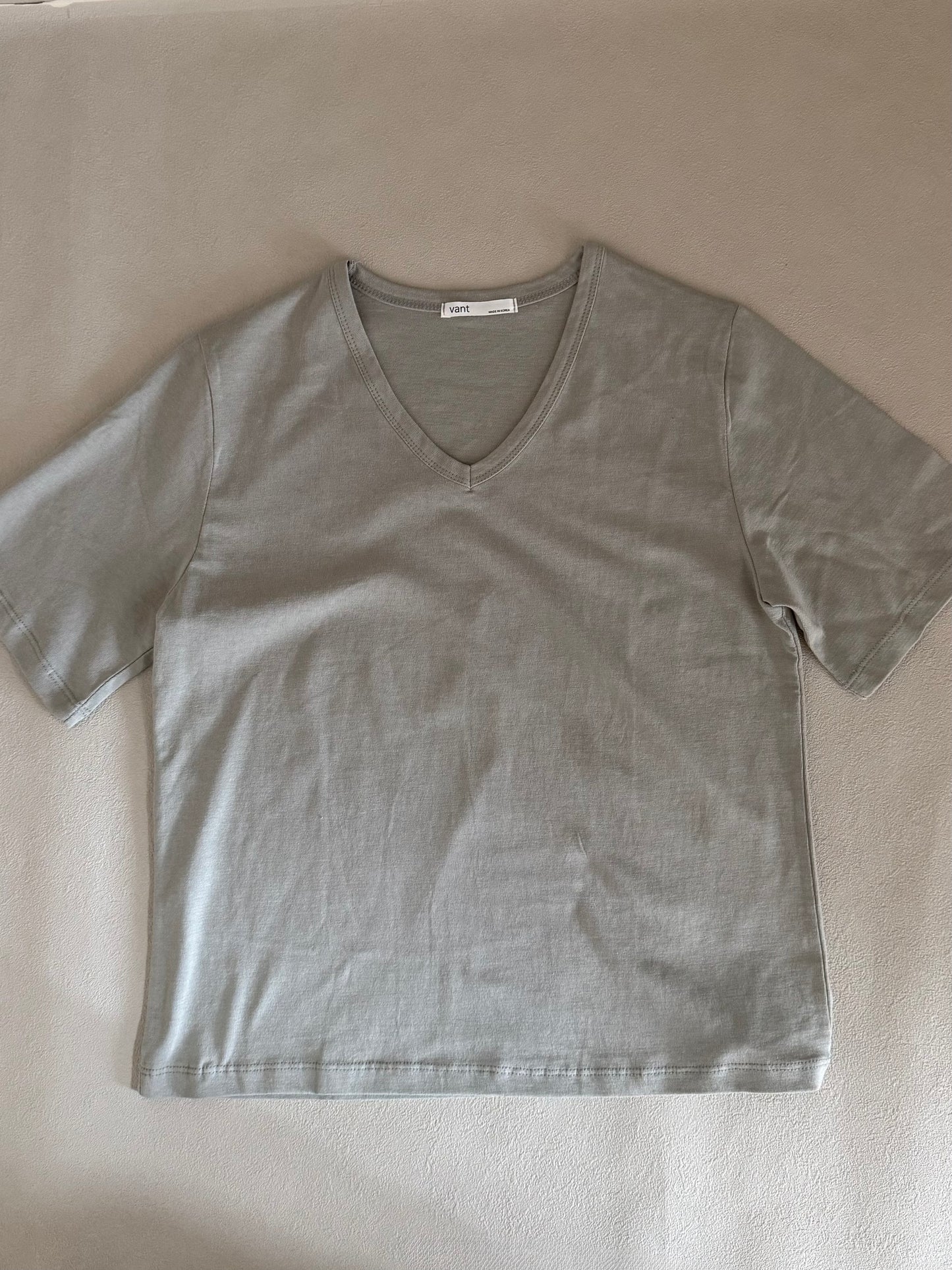 VネックTシャツ