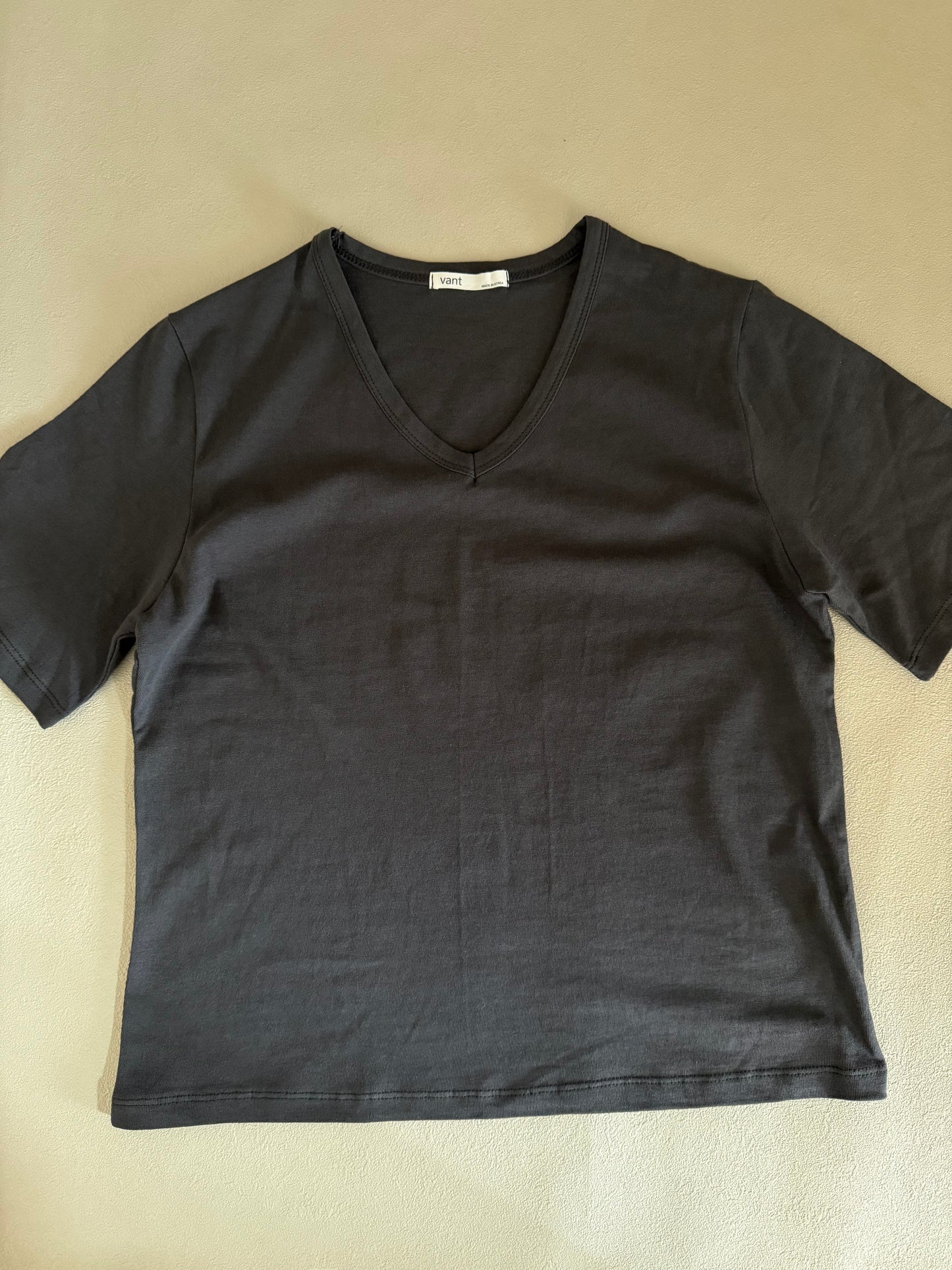 VネックTシャツ