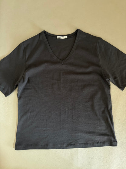 VネックTシャツ