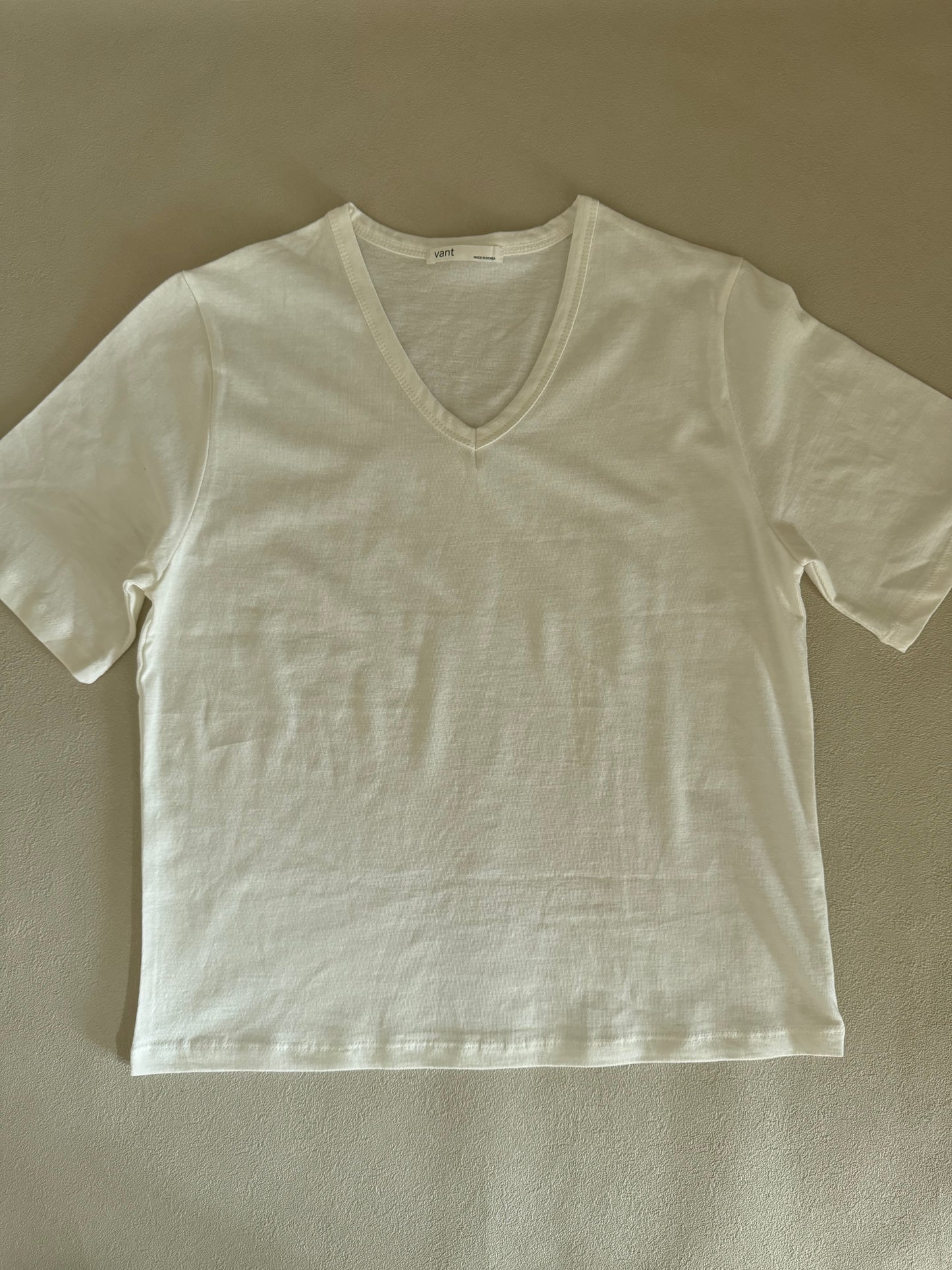 VネックTシャツ