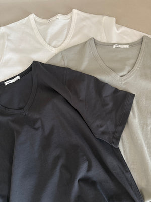 VネックTシャツ