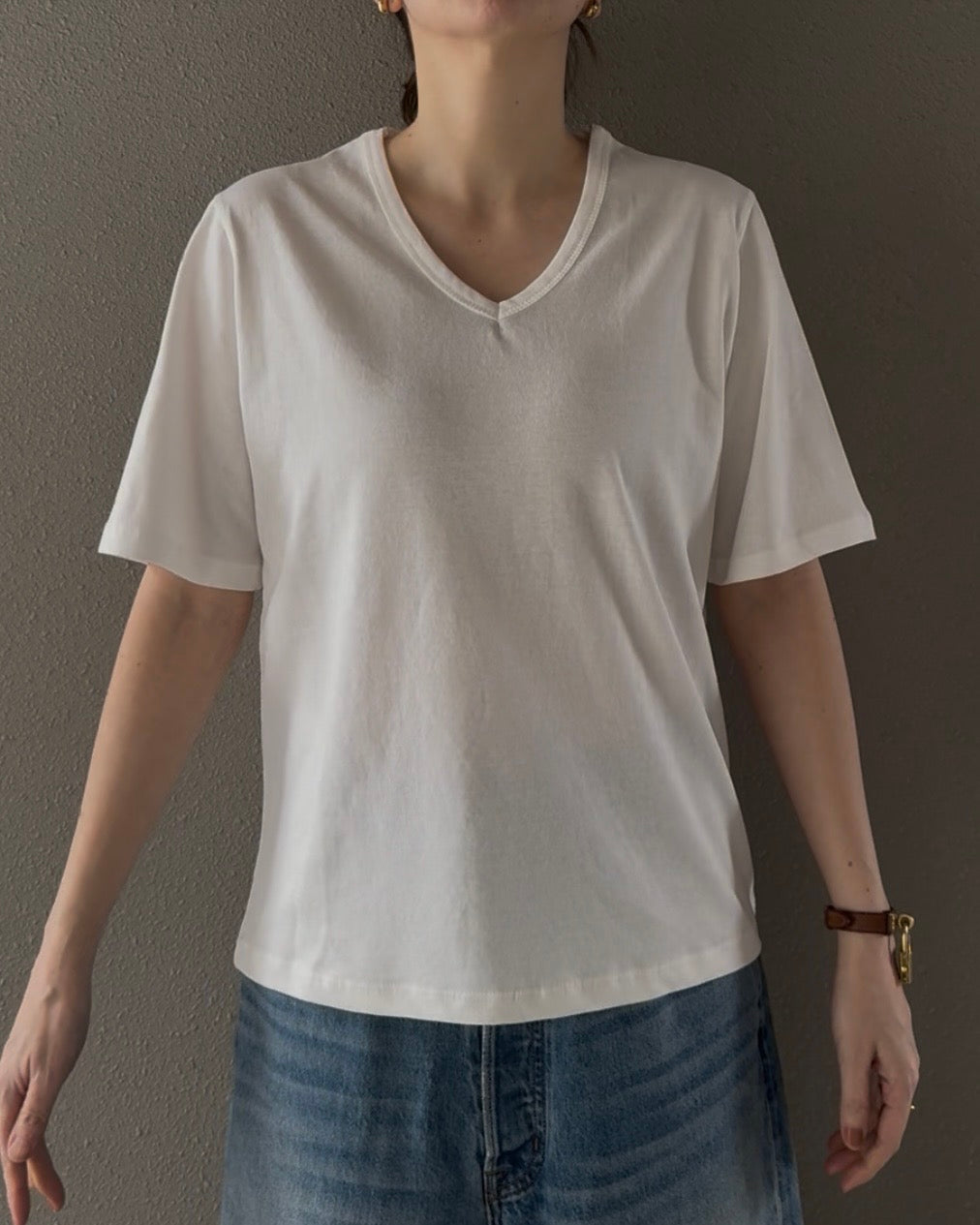 VネックTシャツ