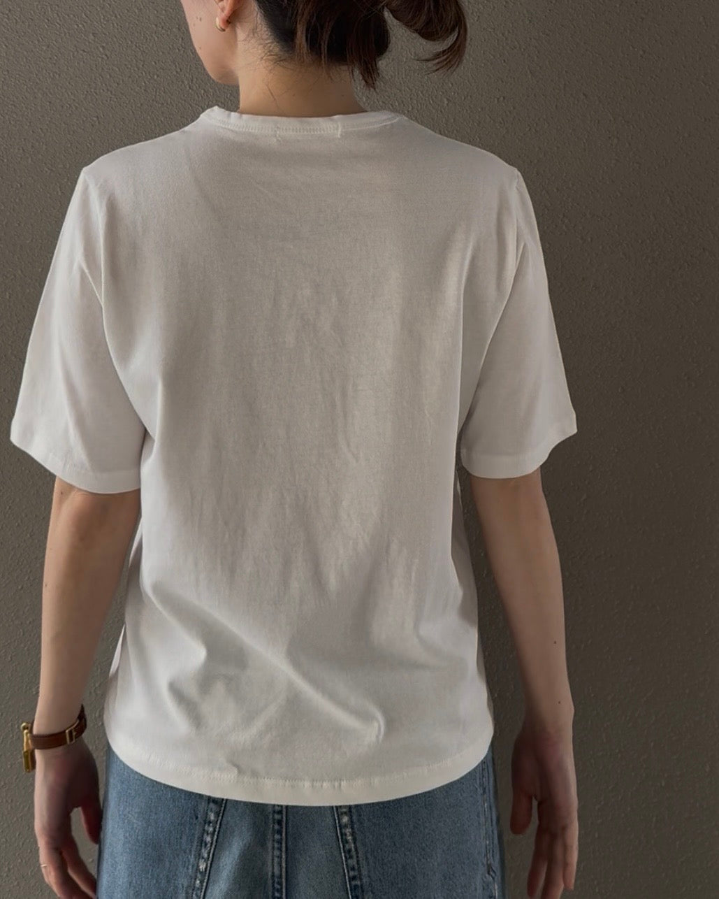 VネックTシャツ