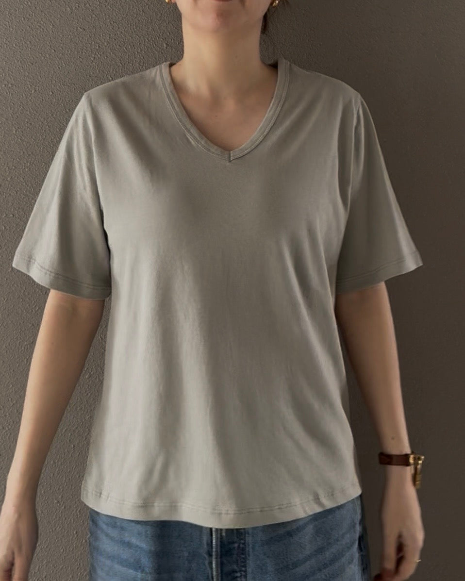VネックTシャツ