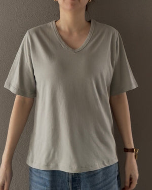 VネックTシャツ