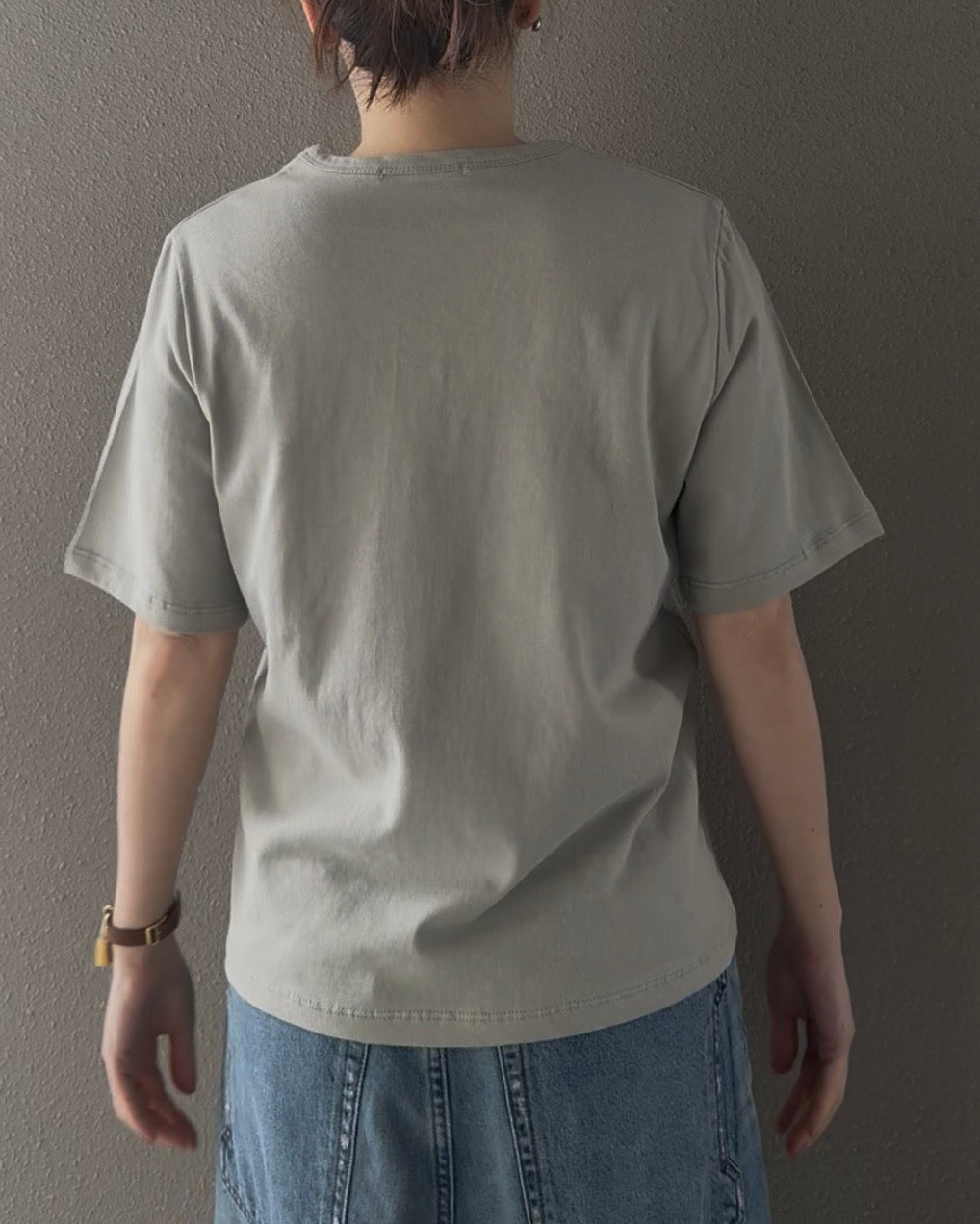 VネックTシャツ