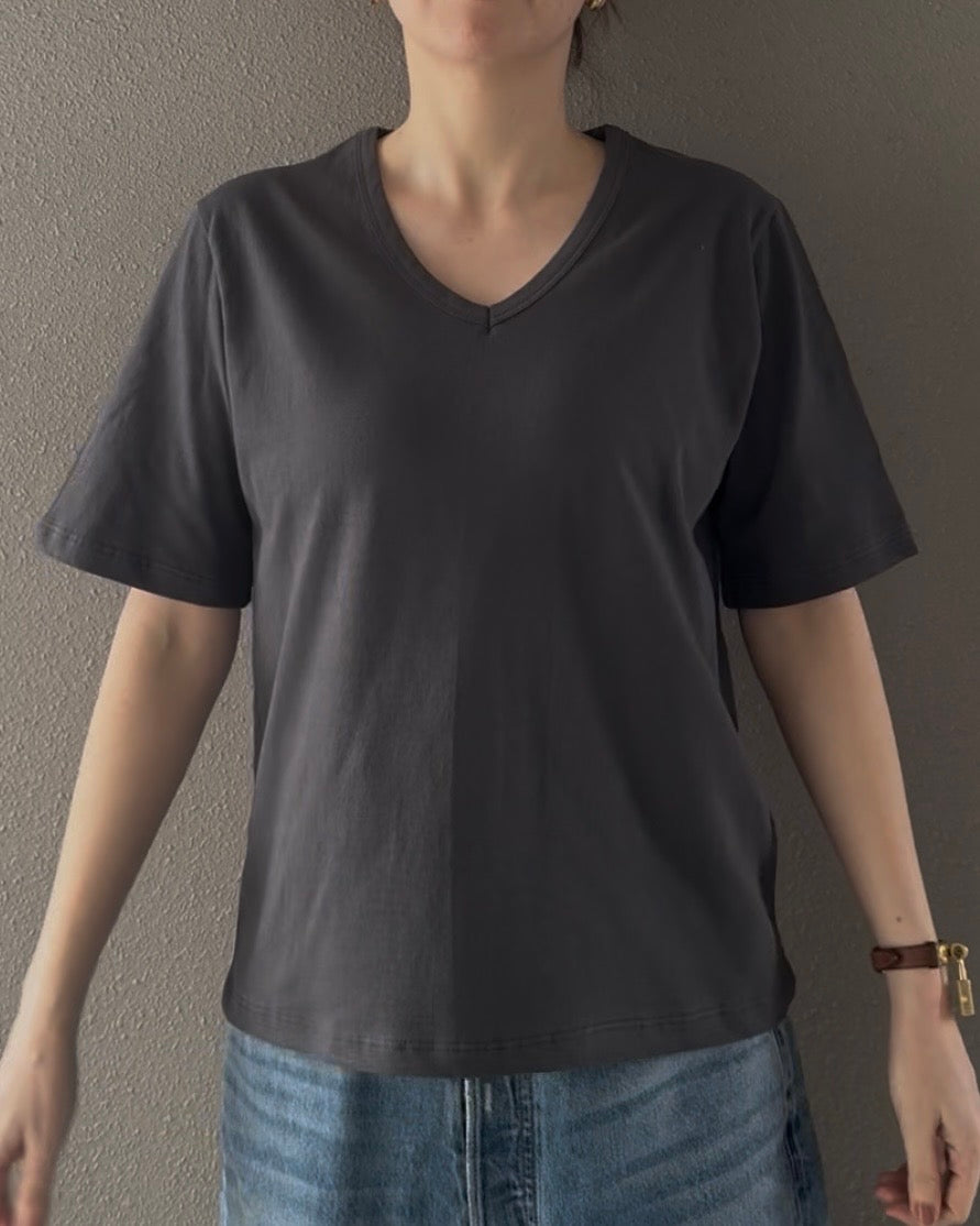 VネックTシャツ