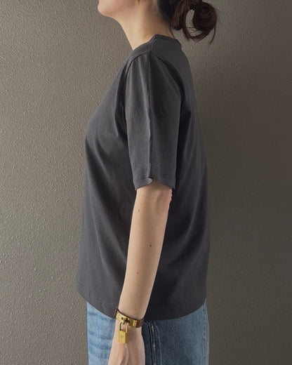 VネックTシャツ