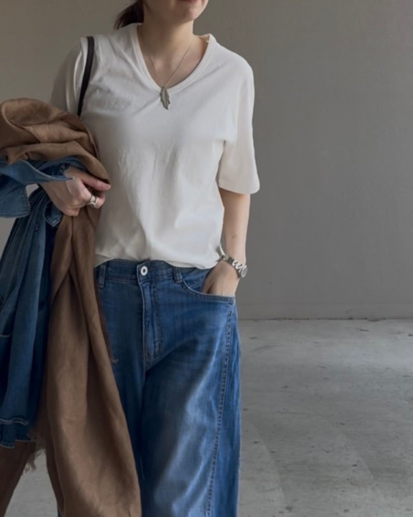 VネックTシャツ