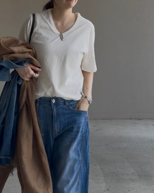 VネックTシャツ