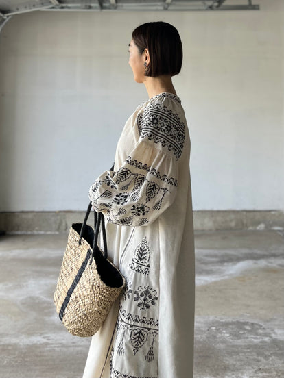 エスニック刺繍リネン混ワンピース – &DROBE (アンドローブ)