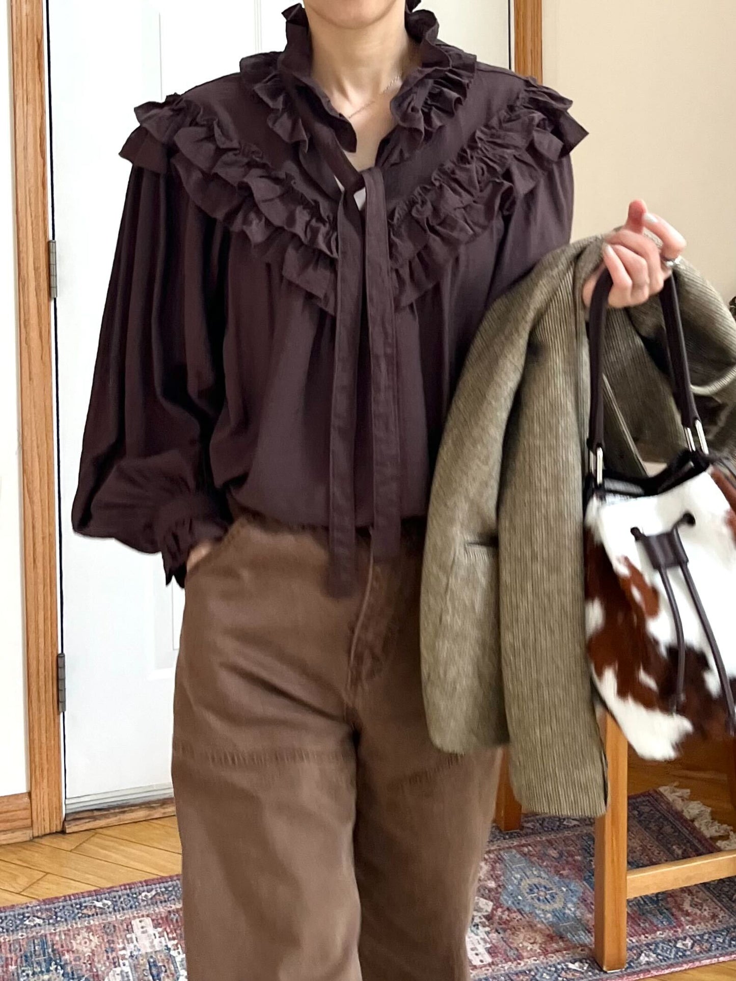 フリルネックボリュームスリーブブラウス