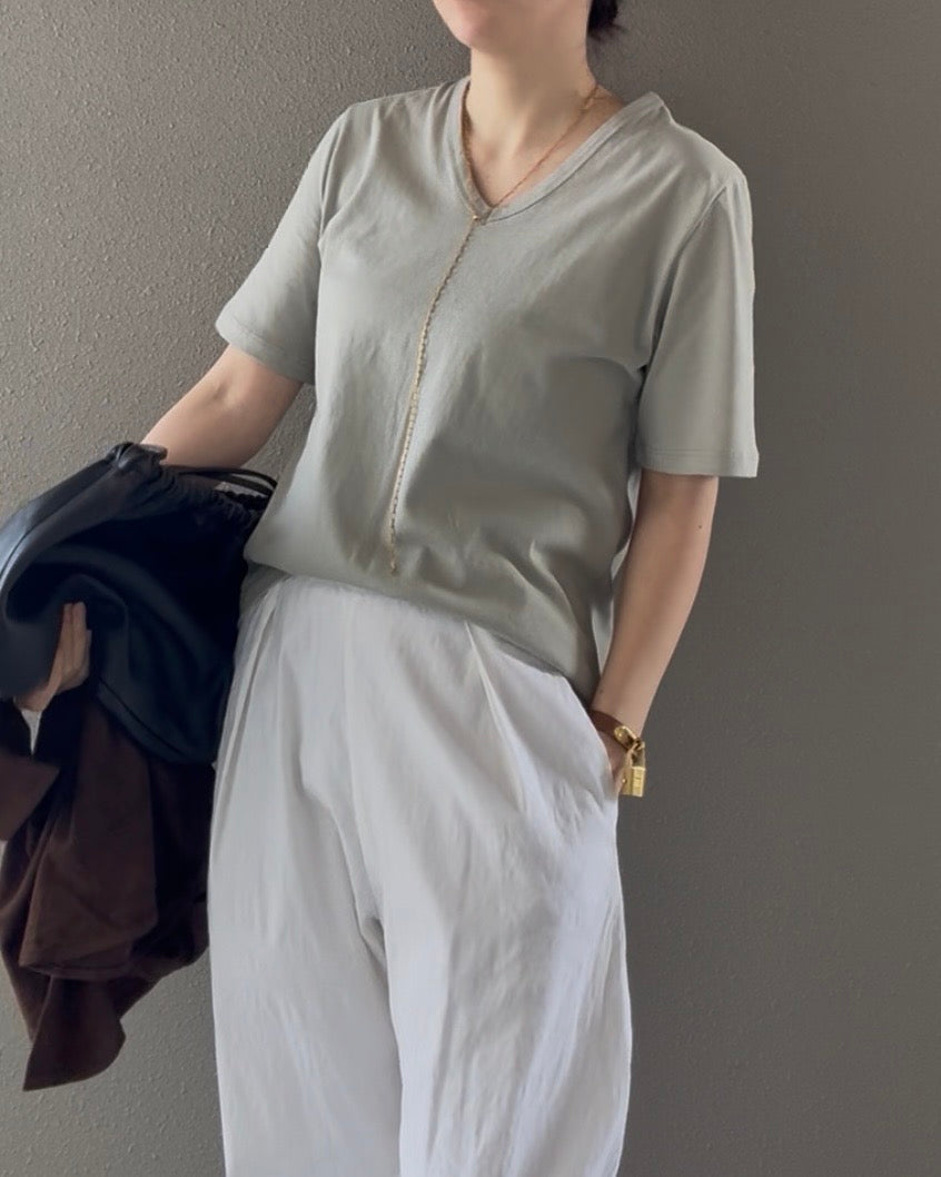 VネックTシャツ