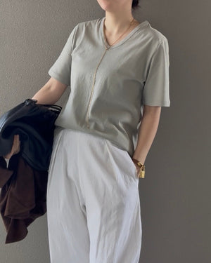 VネックTシャツ