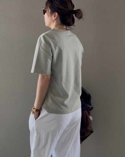 VネックTシャツ