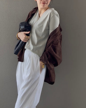 VネックTシャツ