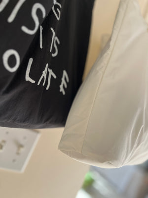 白黒レタリングバッグ