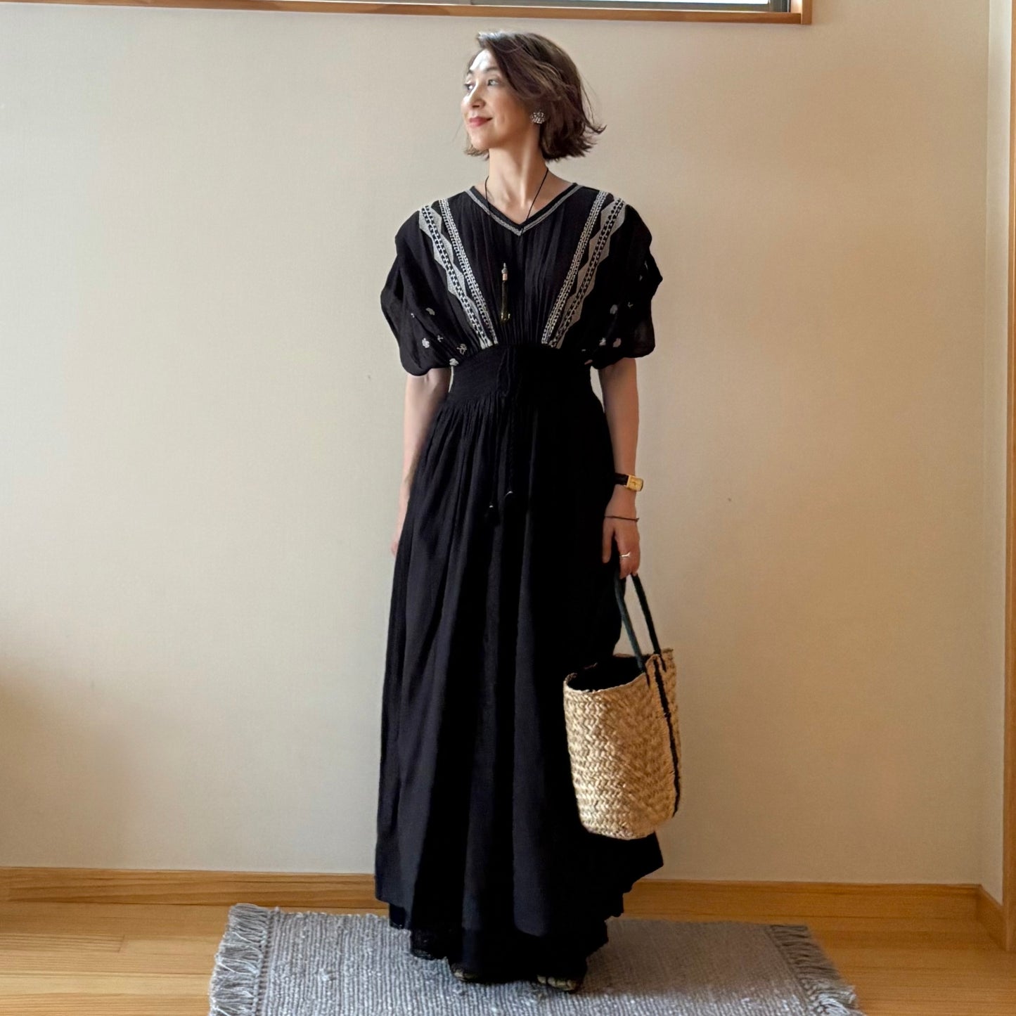 モノトーン刺繍Vネックシャーリングワンピース