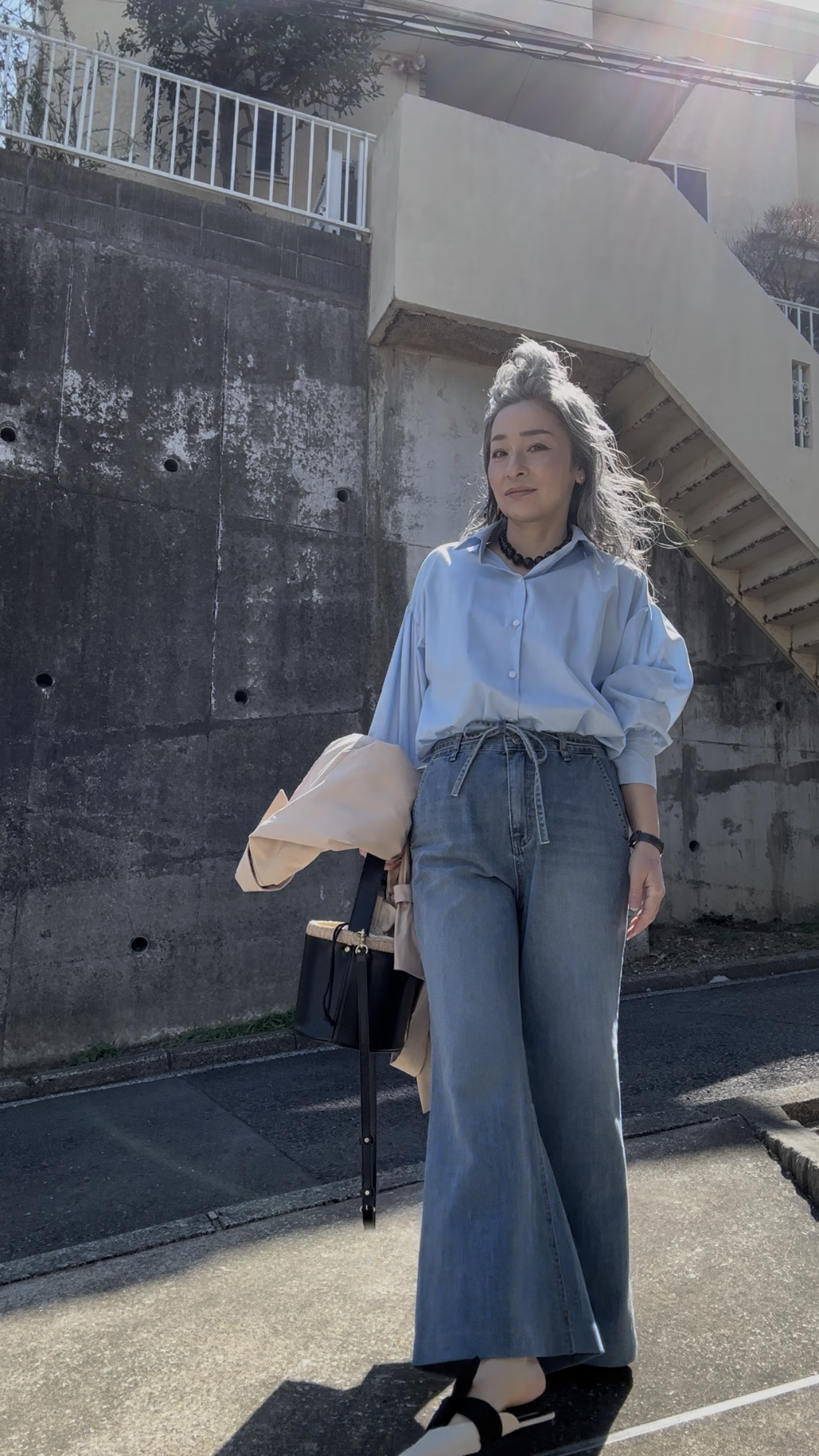 ブーツカット ベルト付きワイドデニムパンツ