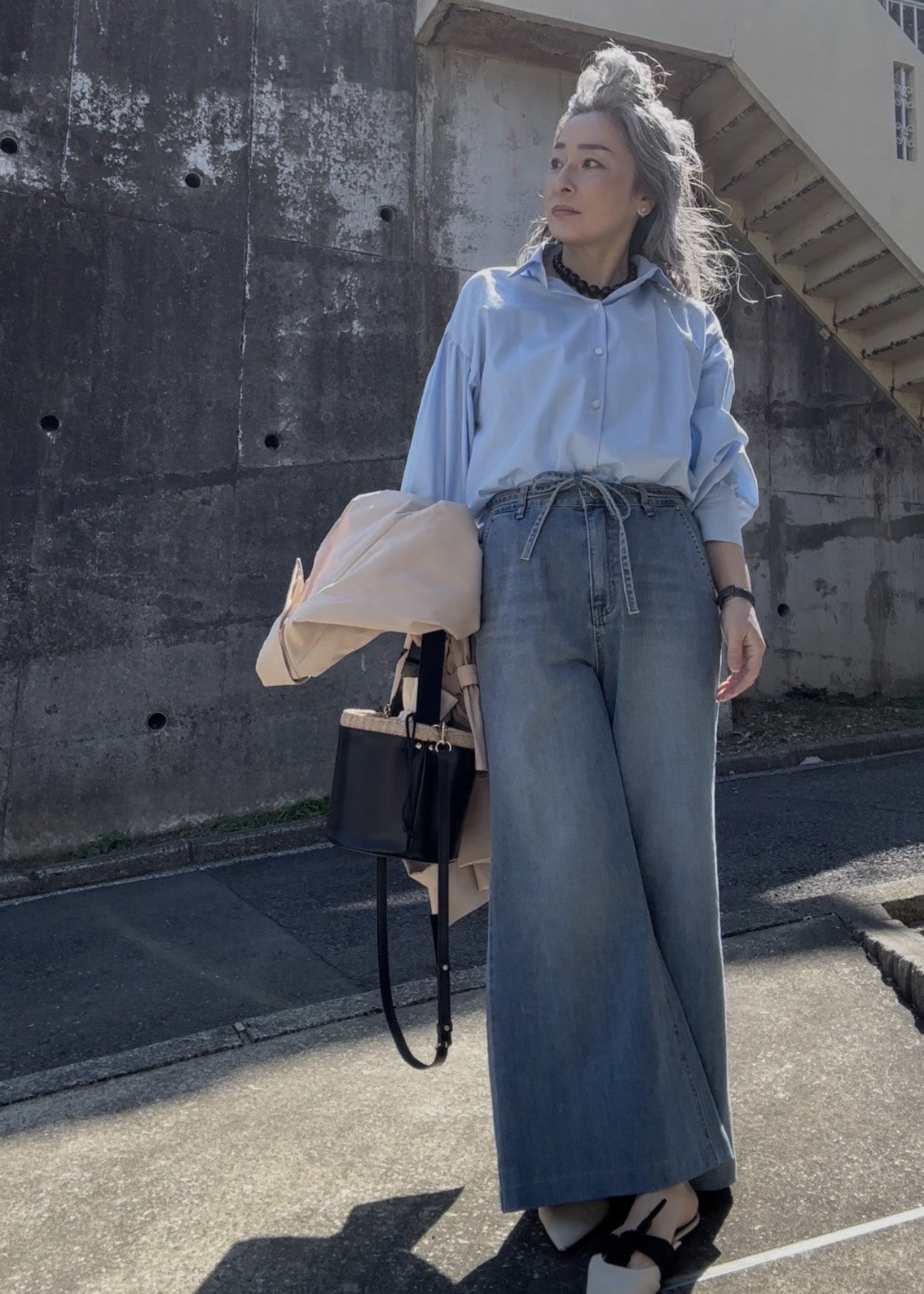 ブーツカット ベルト付きワイドデニムパンツ