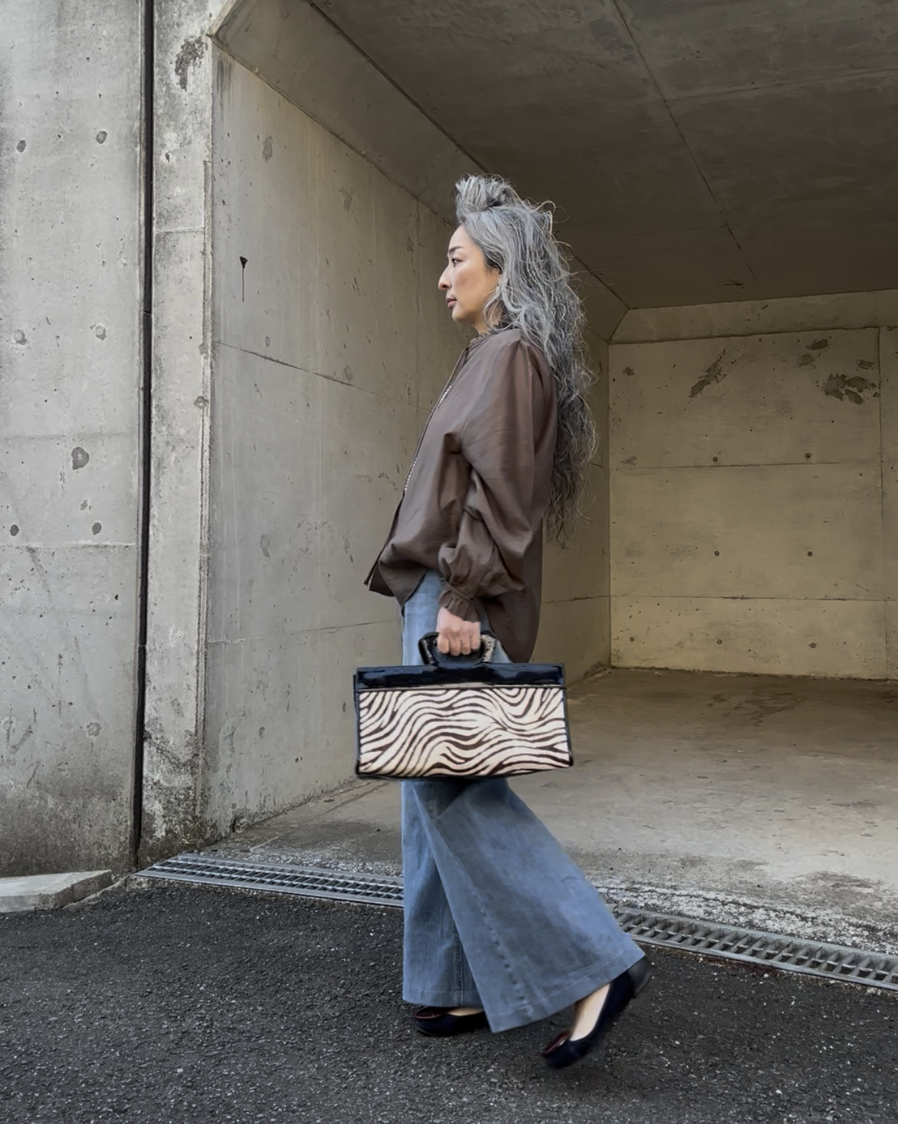 ブーツカット ベルト付きワイドデニムパンツ