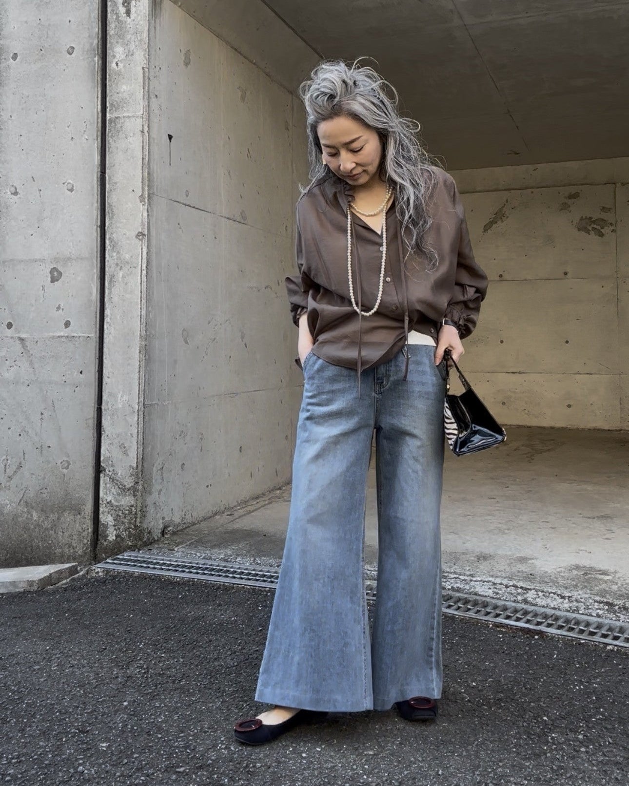 ブーツカット ベルト付きワイドデニムパンツ