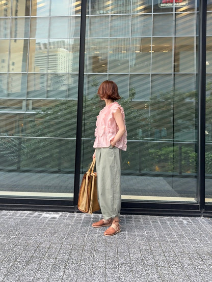 オリーブ色のカーキバレルパンツ