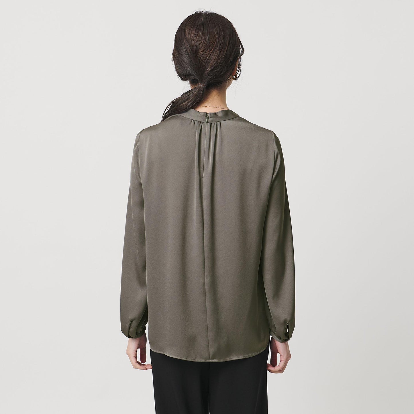 バック サテン Vネック ロングスリーブ ブラウス ‐ウォッシャブル‐
