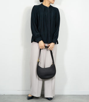 パウダーサテンギャザーブラウス