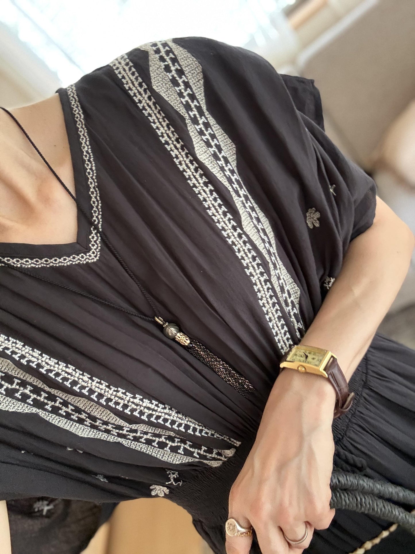 モノトーン刺繍Vネックシャーリングワンピース