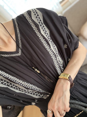 モノトーン刺繍Vネックシャーリングワンピース