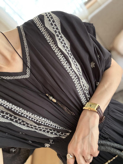 モノトーン刺繍Vネックシャーリングワンピース