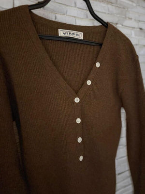 リブボタンVネックニット