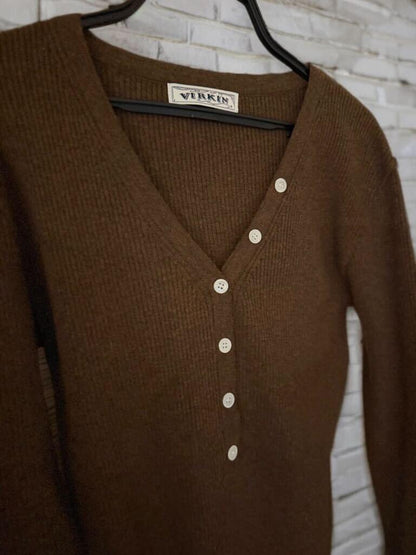 リブボタンVネックニット