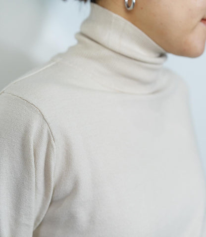 タートルネックソフトニット