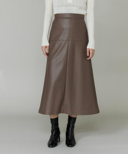 フェイクレザートラペーズスカート