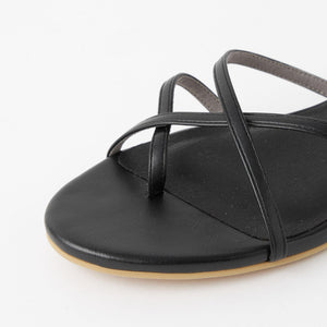 ナロウベルト トングサンダル（2.5cmヒール）