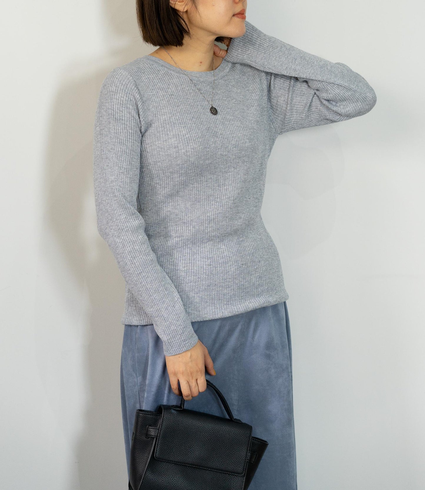 ラメリブクルーネックスリムニット