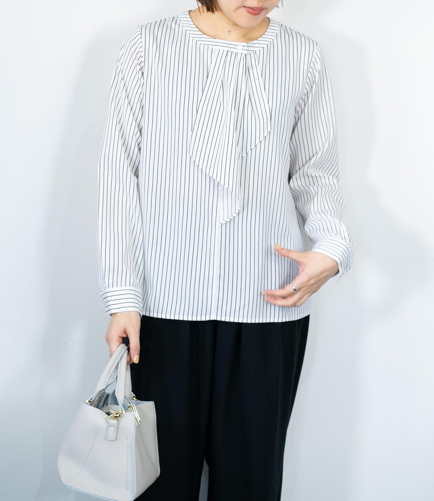 綺麗めストライプフリルタイブラウス