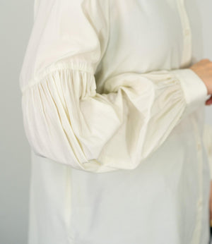 バンドカラーギャザーボリュームブラウス