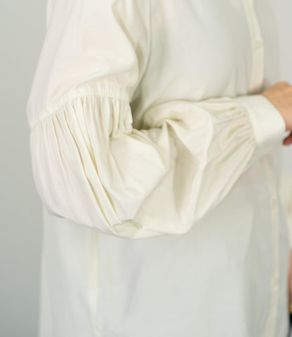 バンドカラーギャザーボリュームブラウス