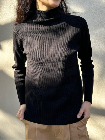 ケーブル柄ボトルネックニット