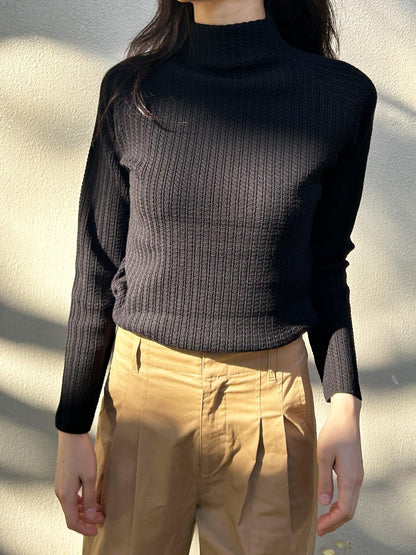 ケーブル柄ボトルネックニット