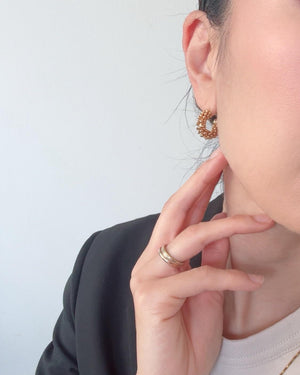 きらめく小粒フープピアス