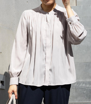 パウダーサテンギャザーブラウス