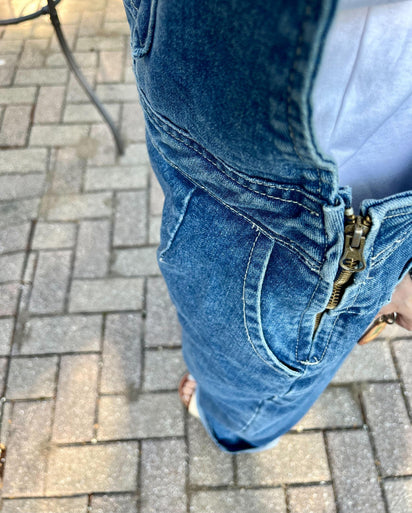 にゃっこ★CHECK&COFFEE デニムサロペット ブルー デニムサロペット – &DROBE (アンドローブ)